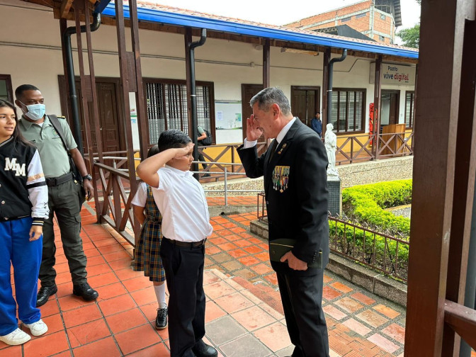 Nino-saluda-a-un-veterano.jpg