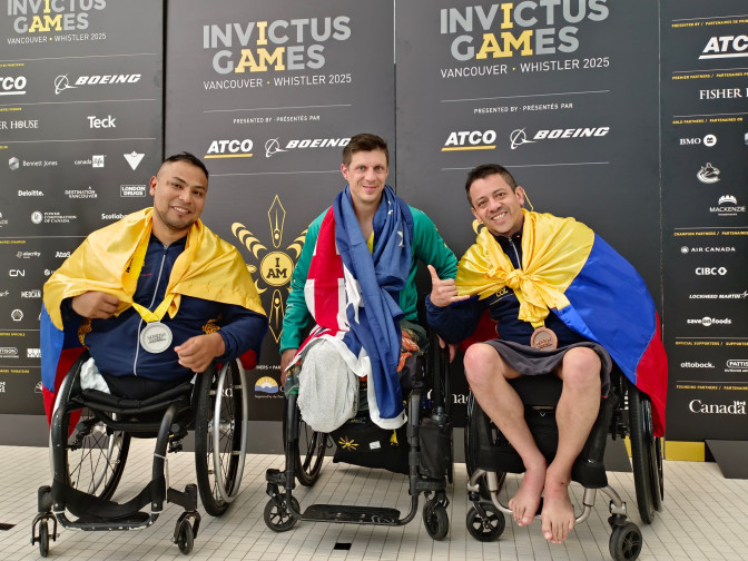 Podiumpara-Colombia-en-natacion-en-Invictus-Games-Canada-2025.jpeg