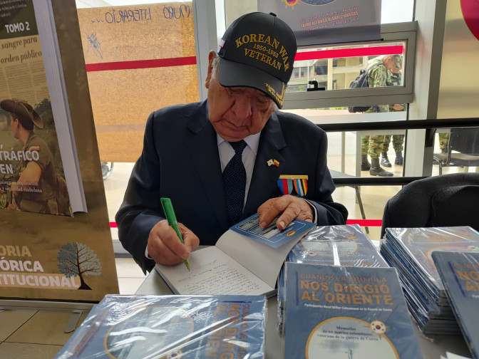 Jaime-Alvarez-uno-de-los-escritores-veteranos-presentando-su-libro-en-la-feria-de-2024.jpeg