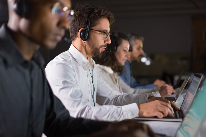 operador-de-call-center-seguro-hablando-con-el-cliente.jpg