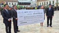 Cheque simbólico del presupuesto con el que cuenta uno de los fondos educativos para veteranos. WhatsApp-Image-2025-10-14-at-2-58-51-PM.jpeg