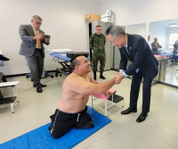 Foto-embajador-con-usuario-DIVRI-1.jpg Foto-embajador-con-usuario-DIVRI-1.jpg