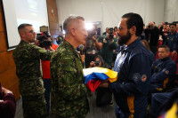 El capitán del Equipo Colombia Invictus, Daniel Urbina, recibiendo la bandera de Colombia. WhatsApp-Image-2025-02-04-at-8-11-33-PM.jpeg