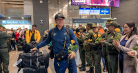 A los veteranos de la Fuerza Pública les dieron flores a su llegada al Aeropuerto El Dorado WhatsApp-Image-2025-02-19-at-7-28-03-AM-1.jpeg