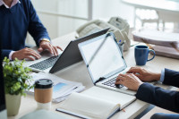 Foto: Pressfoto side-view-cropped-unrecognizable-business-people-working-common-desk.jpg