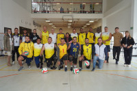 Los integrantes del equipo de voleibol sentado, junto con el director de la DIVRI, Gustavo Ocampo. WhatsApp-Image-2025-05-29-at-12-04-46-PM-1.jpeg