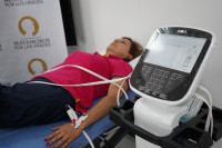 La veterana Rosa Sánchez fue la primera en probar el equipo Inbody, donado por Boeing. WhatsApp-Image-2025-06-16-at-4-52-31-PM.jpeg