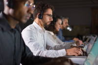 Chat en línea operador-de-call-center-seguro-hablando-con-el-cliente.jpg