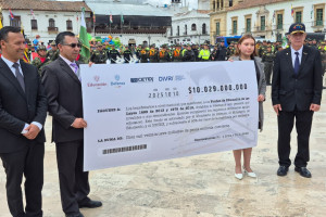 Cheque simbólico del presupuesto con el que cuenta uno de los fondos educativos para veteranos. WhatsApp-Image-2025-10-14-at-2-58-51-PM.jpeg