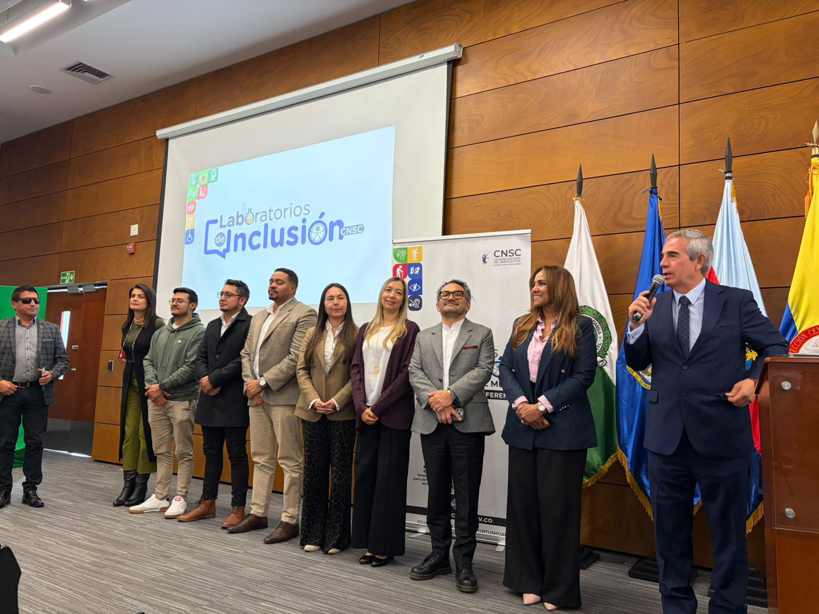 Comisionados CNSC junto al Director de la DIVRI MG Gustavo Ocampo Nahar